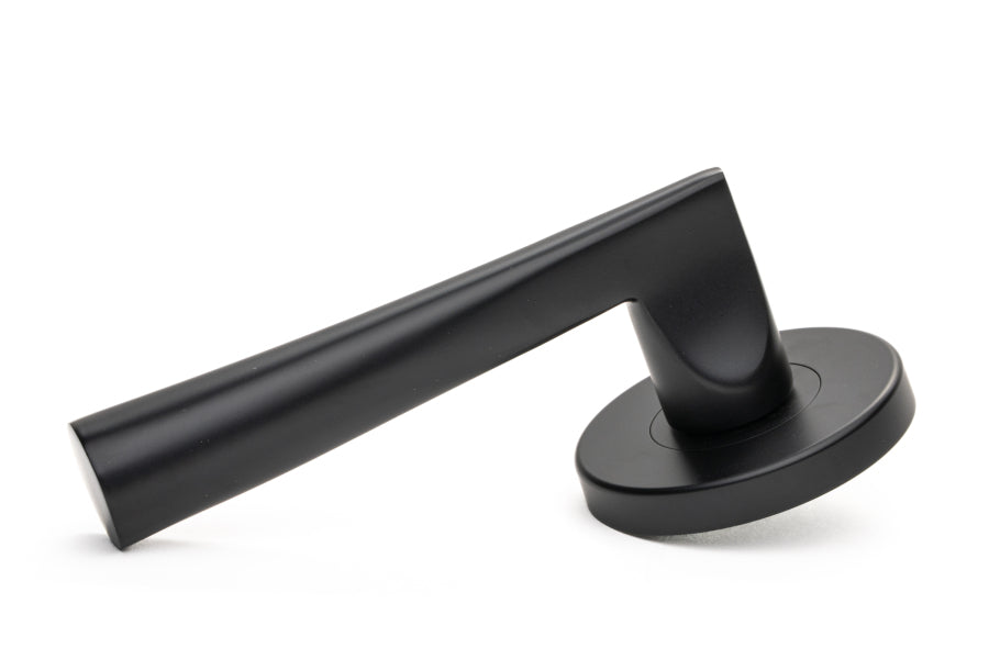 The Curve in Black By Havolka
