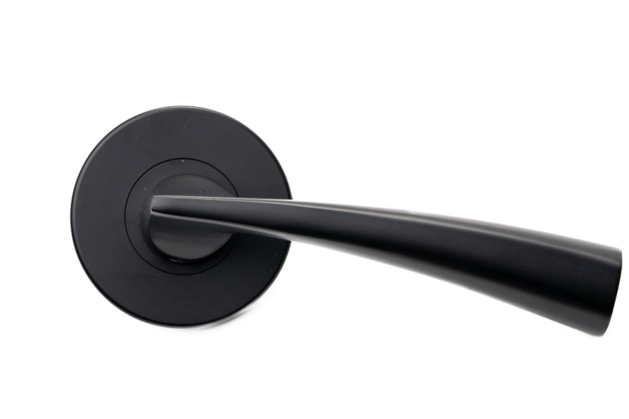 The Curve in Black By Havolka
