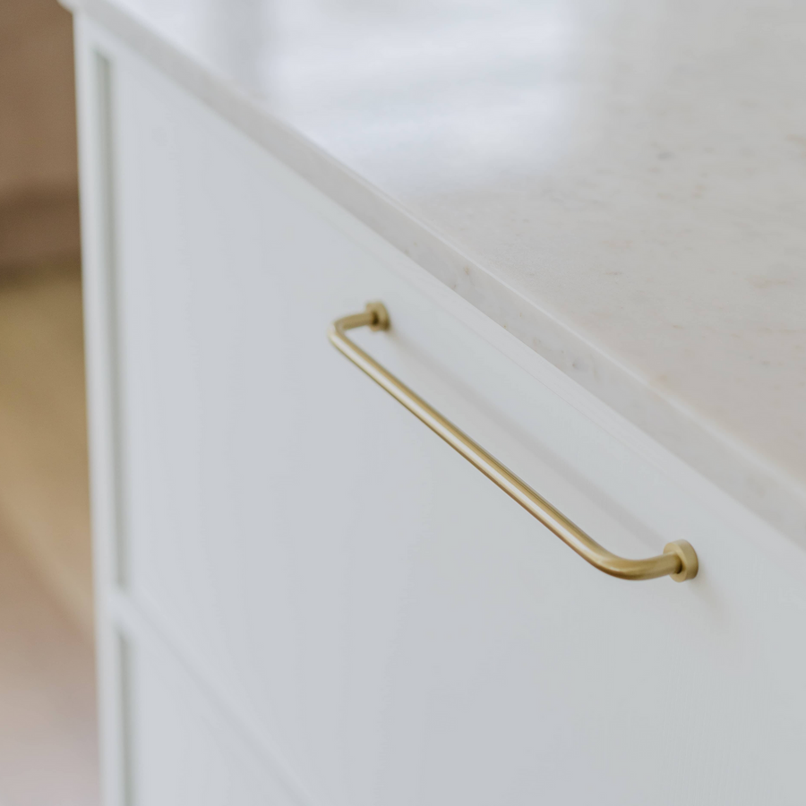 Manovella Daphne arched pull in brushed brass